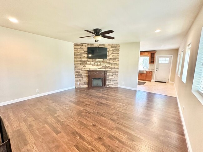 Building Photo - Stunning Top to Bottom, Inside & Out Remodel Job on this Rental Home, Minutes to Fallbrook or Bon...