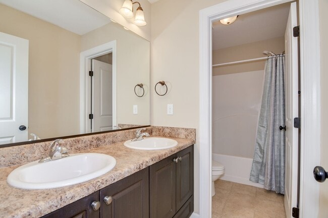 Building Photo - Canterbury Farms - 4 Bed 2.5 Bath