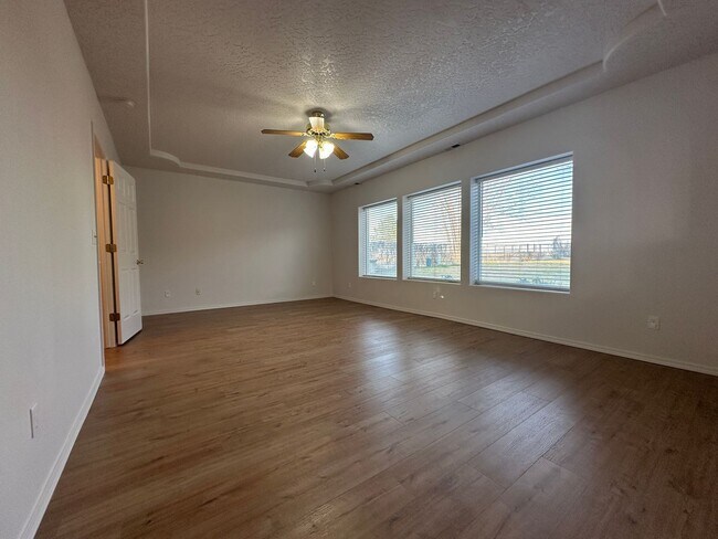 Building Photo - Large 3bed, 2bath, 2car garage duplex unit 1,710sq.ft. with RV parking