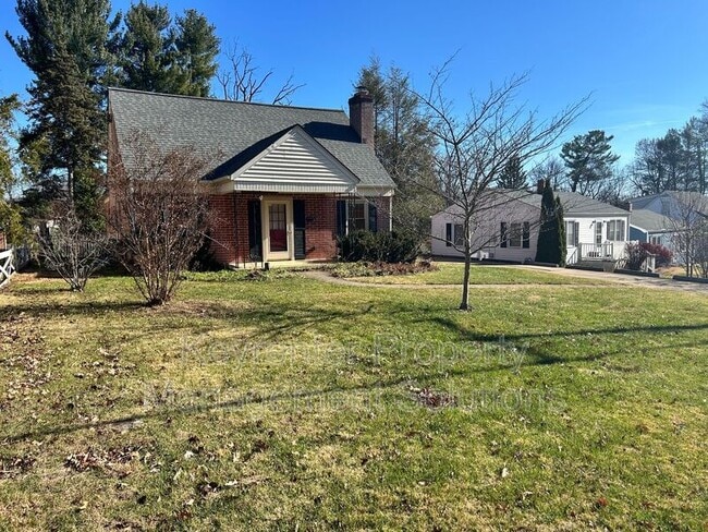 Building Photo - 127 College Cir