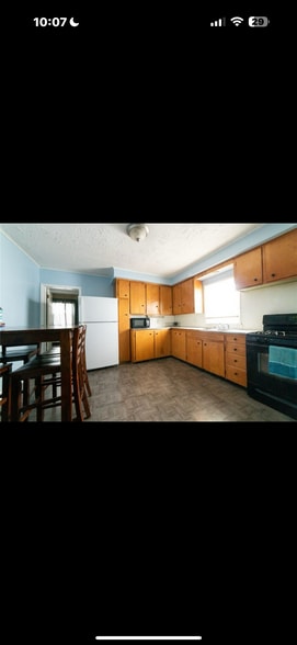 Building Photo - 229 W Elm St