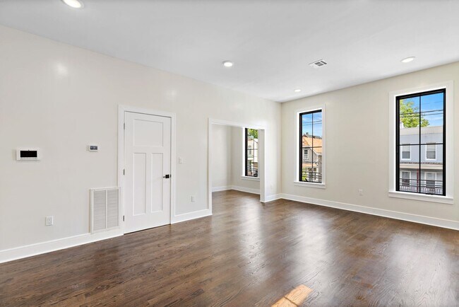 Building Photo - 133 Hutton St