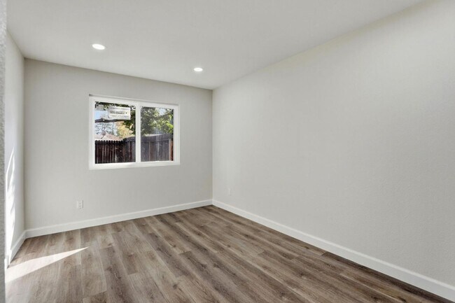 Building Photo - 8468001/37T