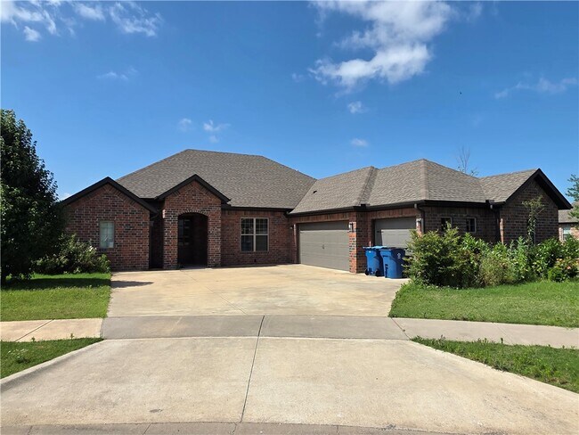 Building Photo - 2905 SW Satinwood Cove