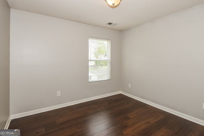 Building Photo - 3120 Englewood Dr