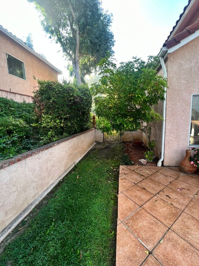 Building Photo - West Ventura - Gorgeous updated three bedroom, 2.5 bath home in Brock Hills