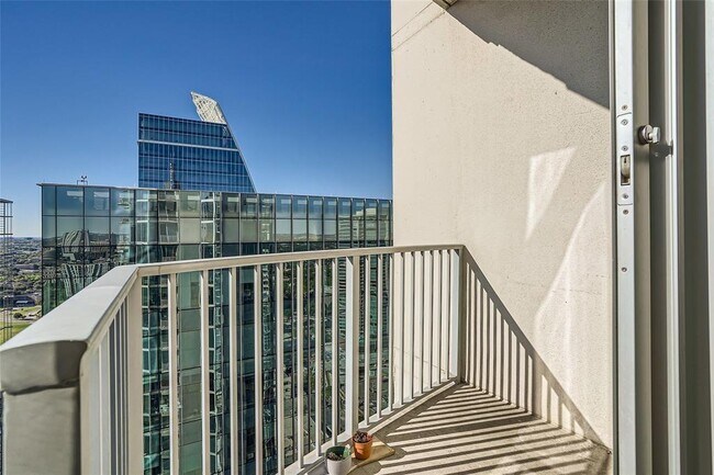Building Photo - 360 Nueces St