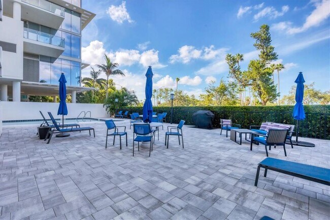 Building Photo - 555 S Gulfstream Ave