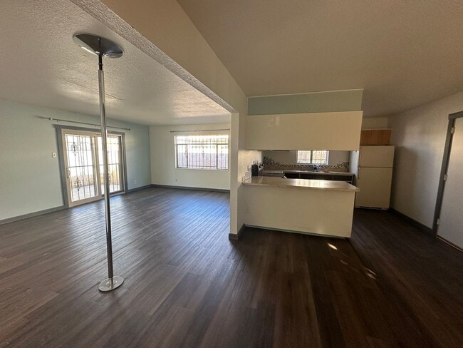 Building Photo - 3 bedroom 3 bath