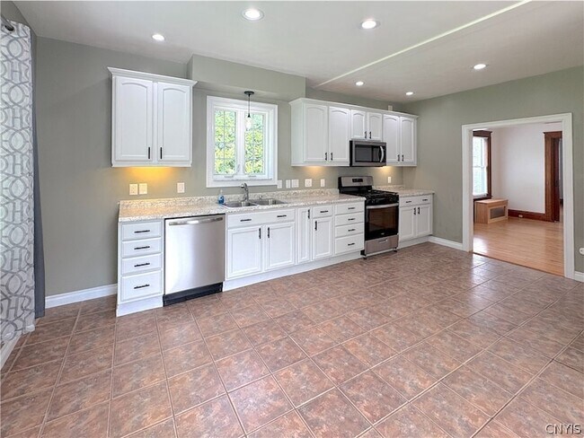 Building Photo - 3565 Oneida St