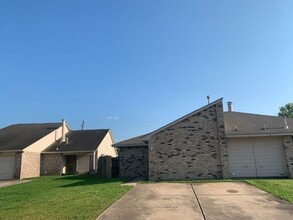 Building Photo - Southwest Houston 2 bedroom Brick Duplex w...