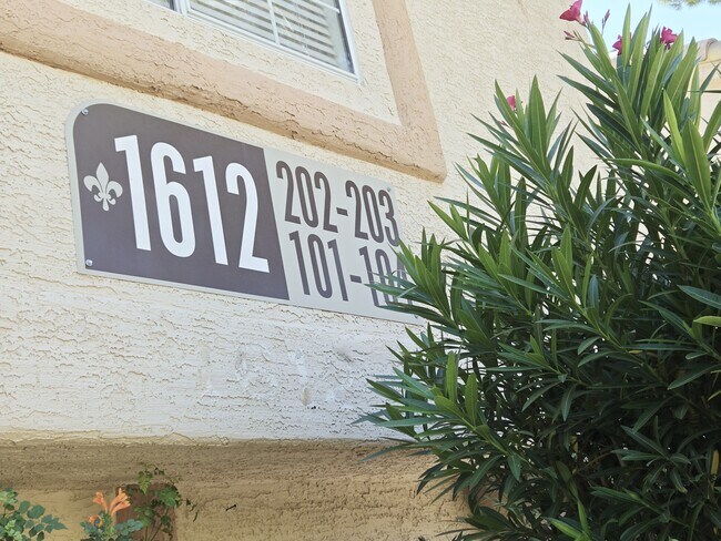 Building Photo - 1612 N Torrey Pines Dr