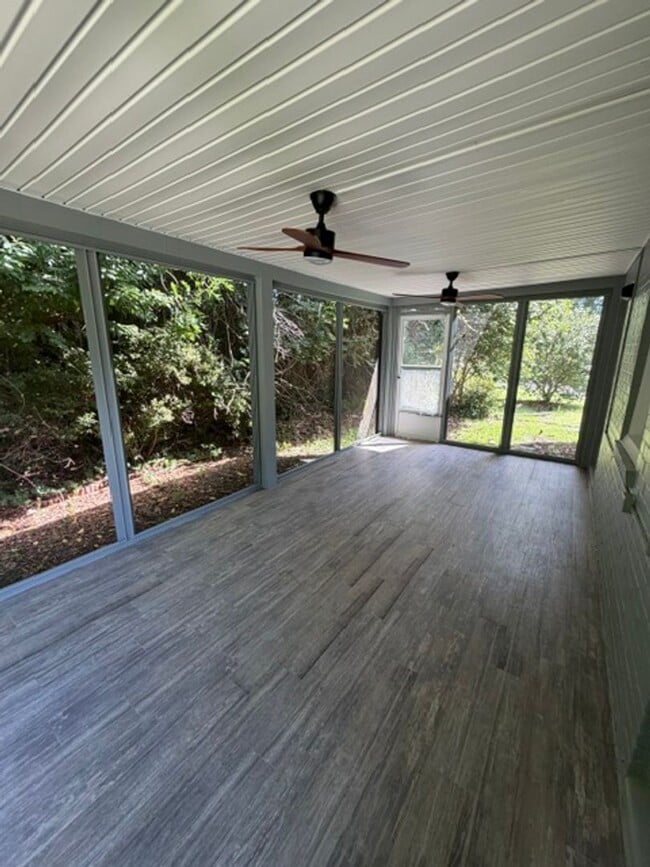 Building Photo - 905 Riverside Dr