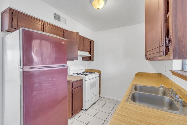 Building Photo - Charming townhouse for rent