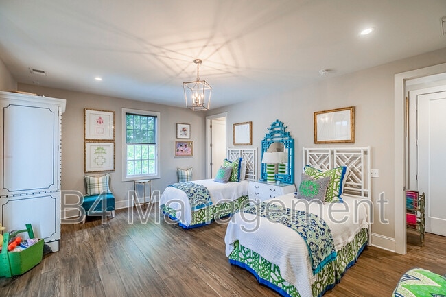 Building Photo - 103 Alester Square