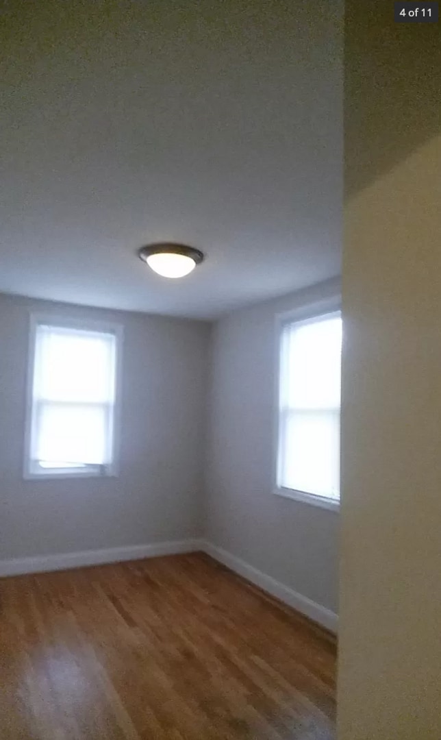 Building Photo - 3 Bedroom, 1 Bath Townhome
