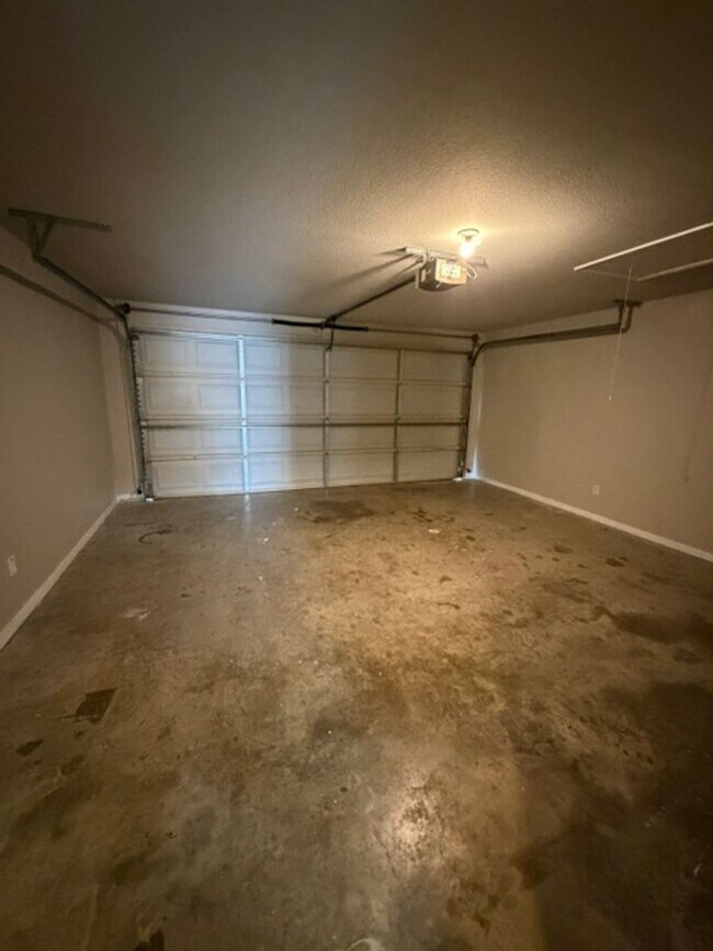 Building Photo - Spacious 3 BR / 2 BA Rental Home with 2-Car Garage & Fenced Backyard in Robinson, Waco, TX