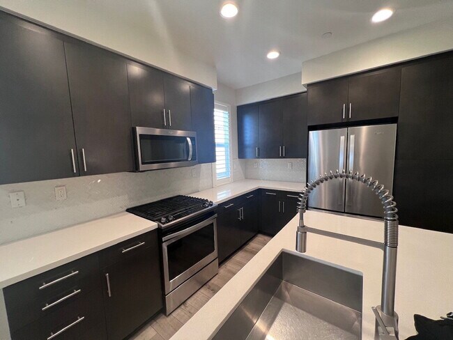 Building Photo - Gorgeous Like-New 4BD/3.5BA Oceanside Townhome! Bright & Airy Open Floor Plan, Stainless Applianc...
