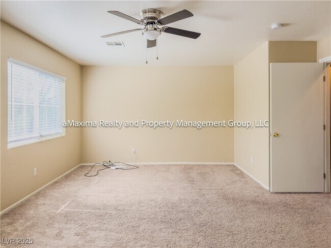 Building Photo - 3824 Hollycroft Dr
