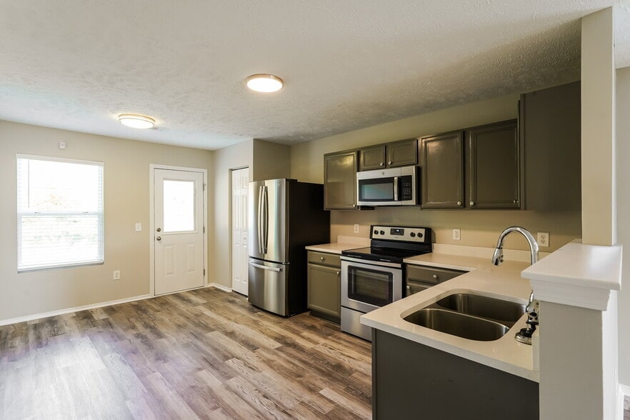 Building Photo - 2761 Sutherland Dr