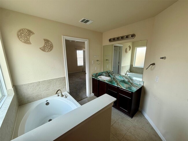 Building Photo - 4703 S Richwood Dr