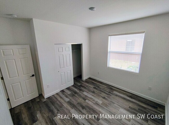 Building Photo - 2224 Kenneth Ave S