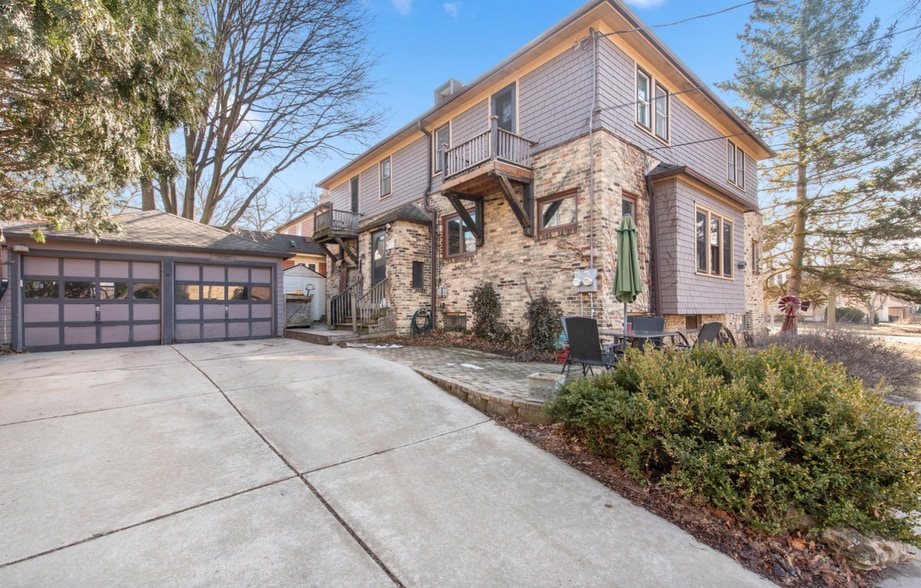 Building Photo - 6324 W Wells St