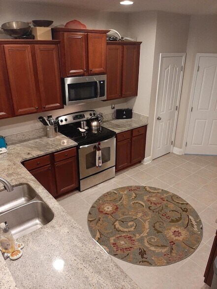 Building Photo - 554 Camellia Ct