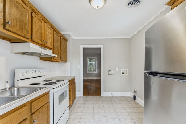 Building Photo - Adorable Home, Harwood Floors and Convenie...