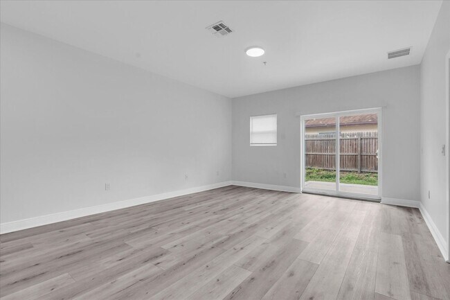 Building Photo - 705 S Orange Ave