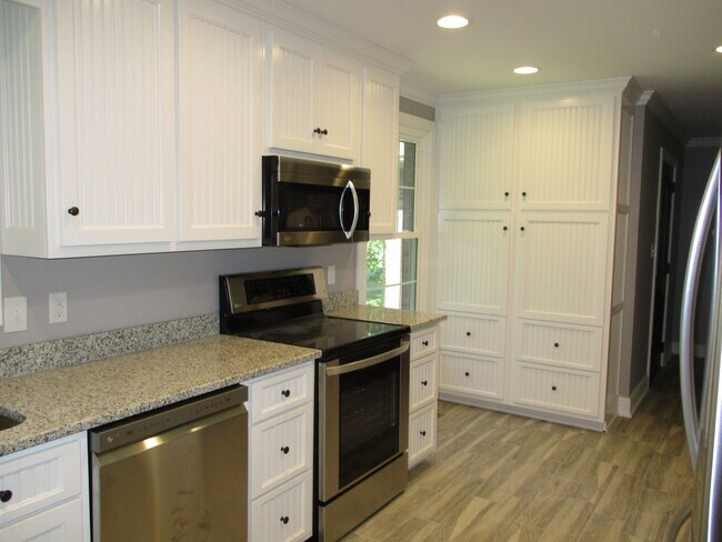 Building Photo - 3 Bedroom 2 Bath Home For Rent Across From...