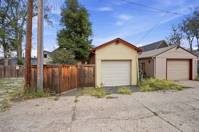 Building Photo - $2,640.95, 2-bed, 1-bath Victorian in the heart of Curtis Park with a detached garage.