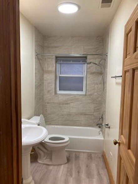 Building Photo - 7303 N Wolcott Ave