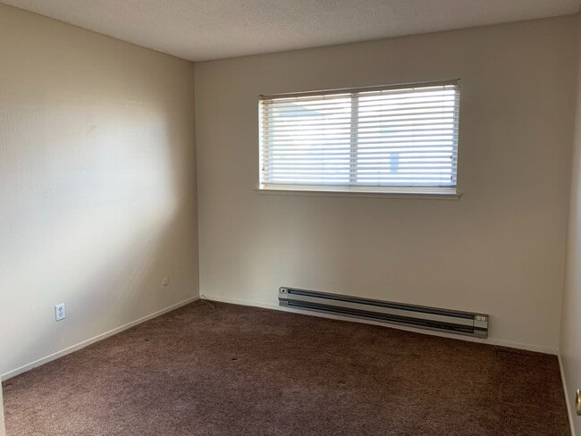 Building Photo - ONLY $1,500 PER MONTH FOR THIS SUPER CUTE , SPACIOUS 2 BEDROOM / 1 BATHROOM CONDO CENTRALLY LOCAT...