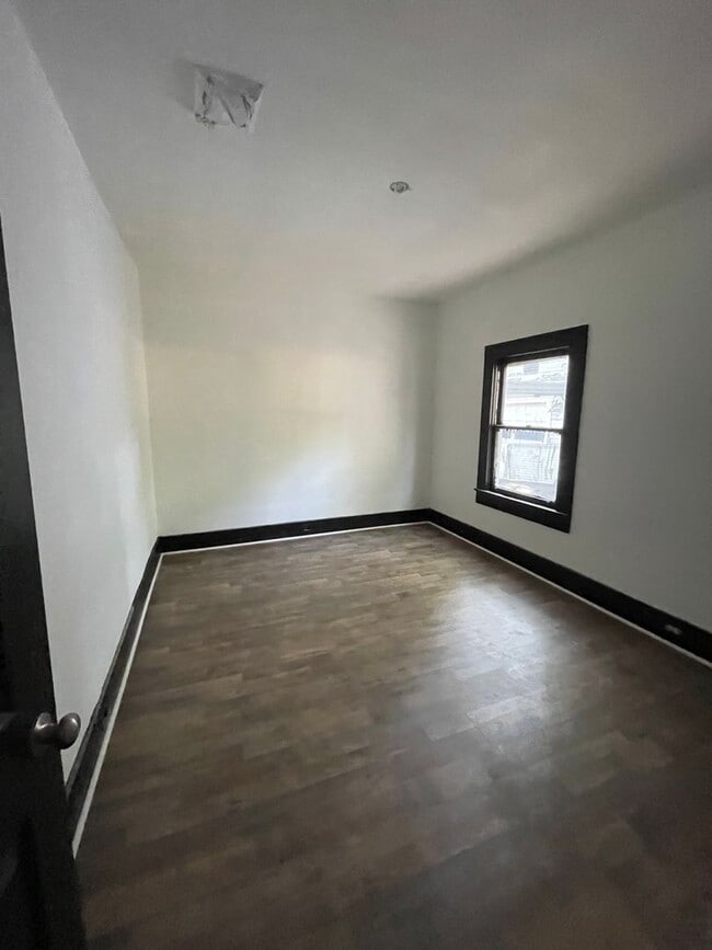 Building Photo - 3 Bedroom Home with office for rent!