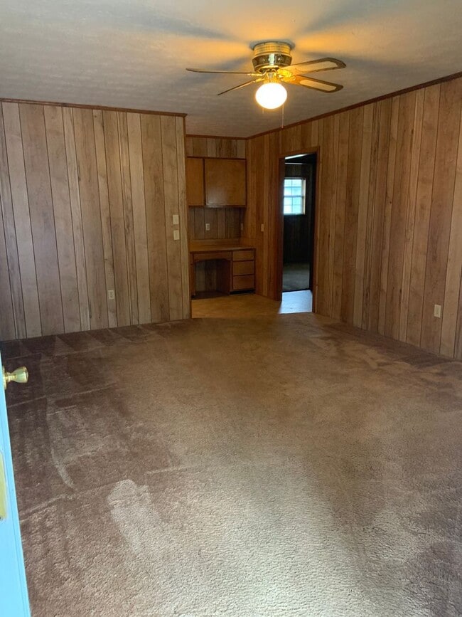 Building Photo - 404 Pinecrest Dr