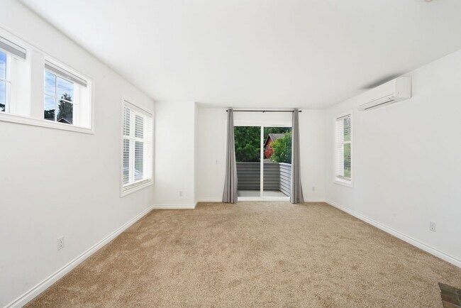 Building Photo - 3-Story Greenlake Home - Private Yard and ...