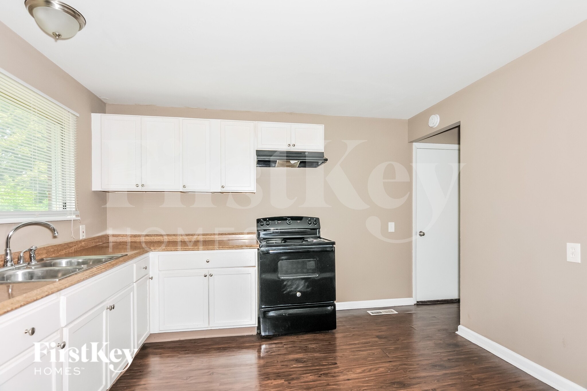 Building Photo - 2415 Greenbriar Dr