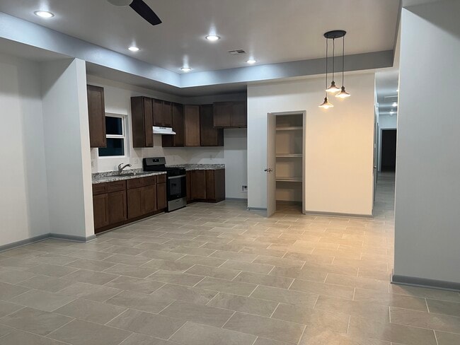 Building Photo - 5125 Oak Dr