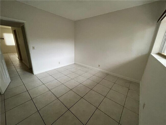 Building Photo - 344 SE 11th Ave