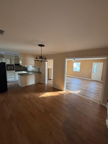 Building Photo - 14 Sara Forest Dr