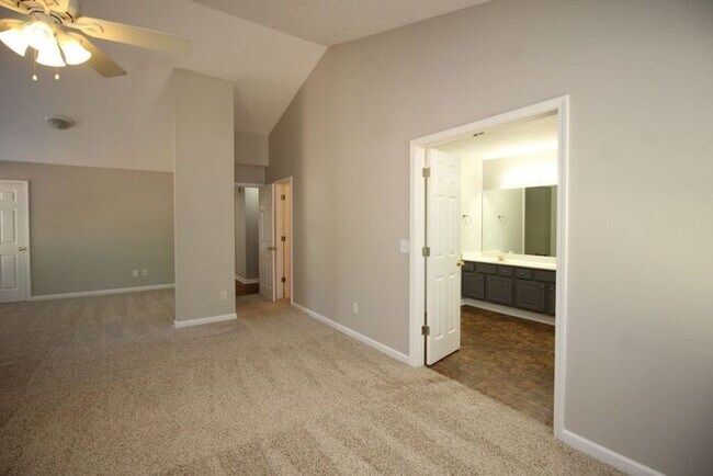 Building Photo - Huge Ranch home!