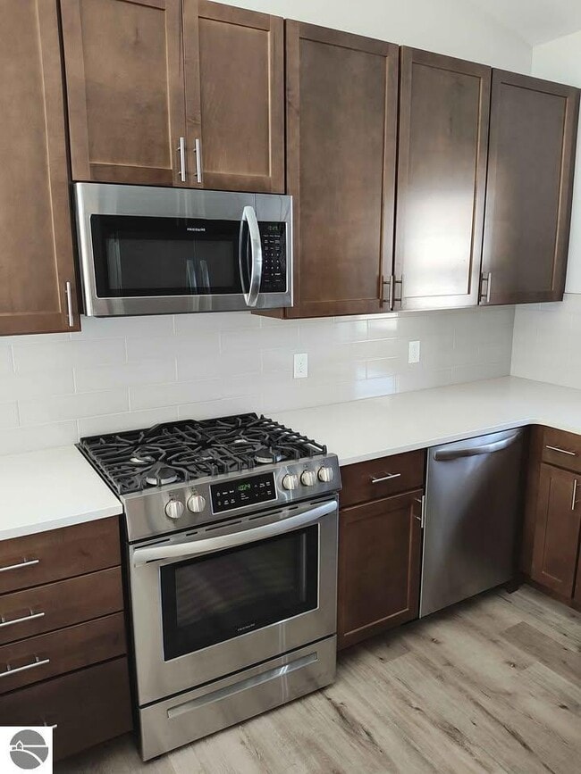 Building Photo - 1542 Simsbury St