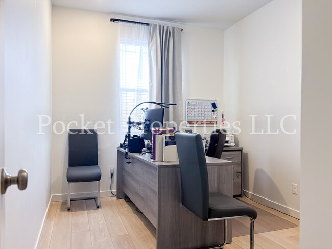 Building Photo - 577 W Norwich St