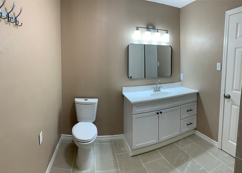 Master Bath - 1505 Packsaddle Ln
