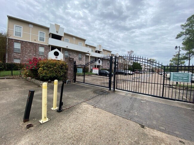 Primary Photo - 6666 Harbor Town Dr