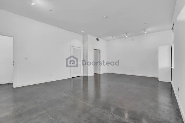 Building Photo - 6 South Ct