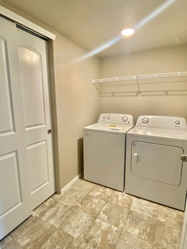 Building Photo - West Greeley Townhome with Garage! WATER/S...