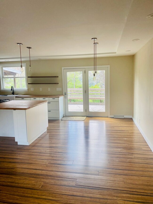 Building Photo - 4 bed/3bath-University Elementary School/I...