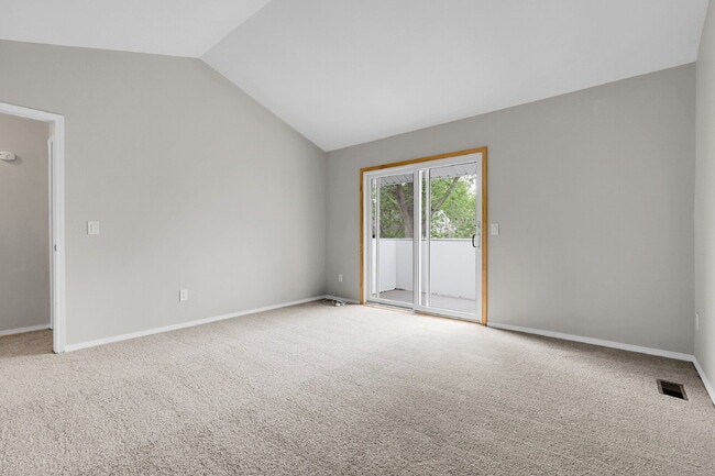 Building Photo - $2,150 - 3 Bed, 1.5 Bath Condo in Aurora w...